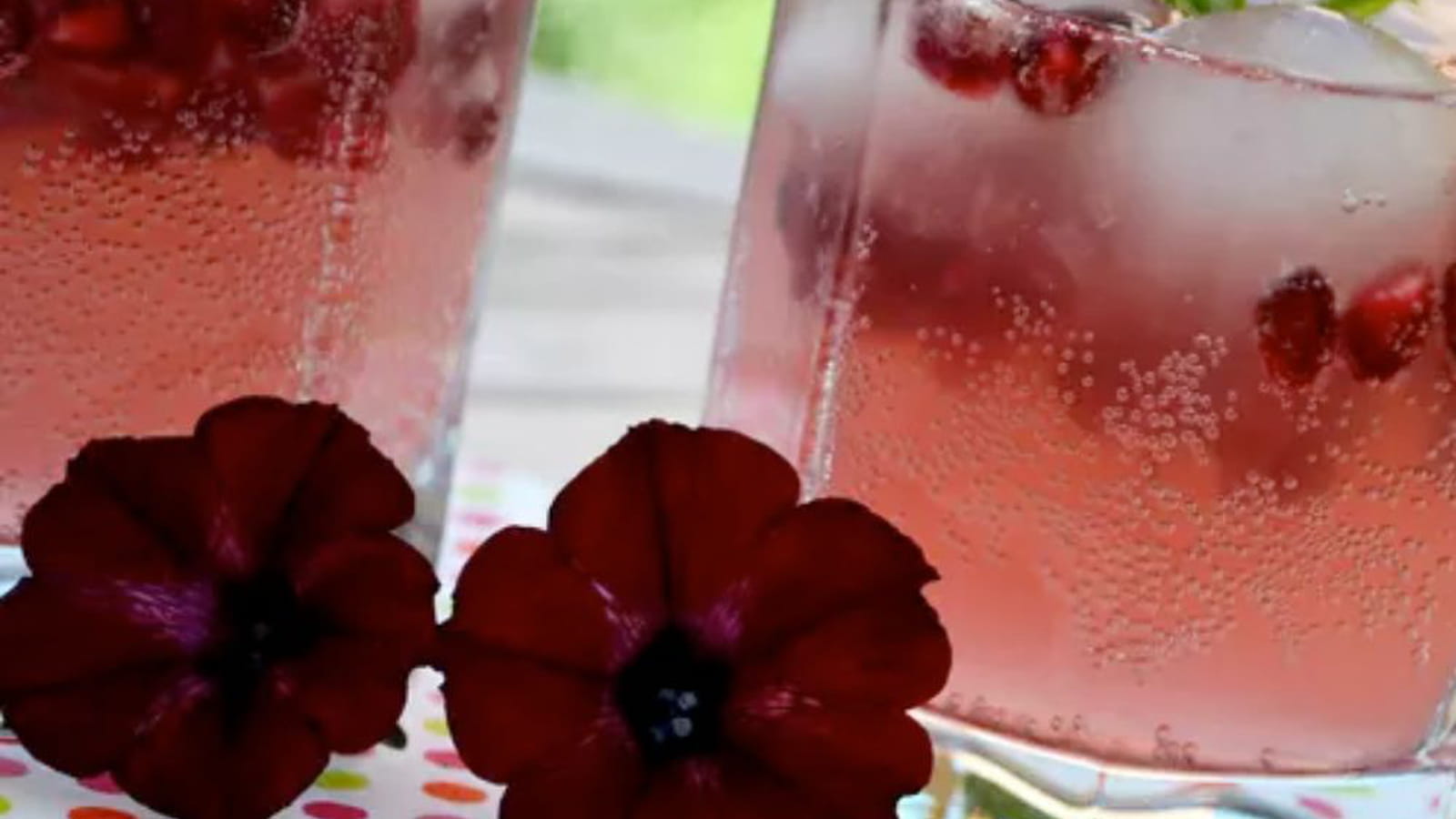 Cocktail Pink Tonic sans alcool au pamplemousse rose, cassis, citron vert et grenade