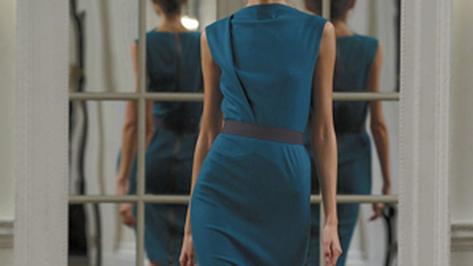 Robe bleue près du corps
