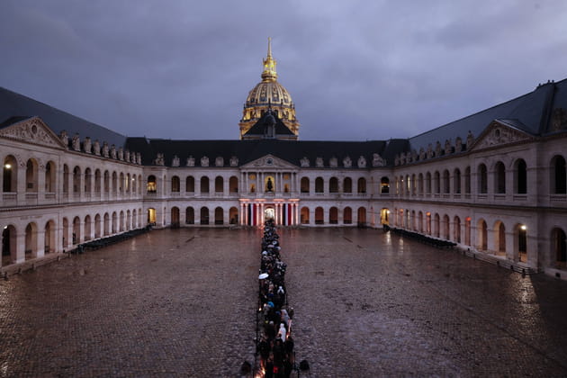 Une foule de Fran&ccedil;ais faisant la queue aux Invalides