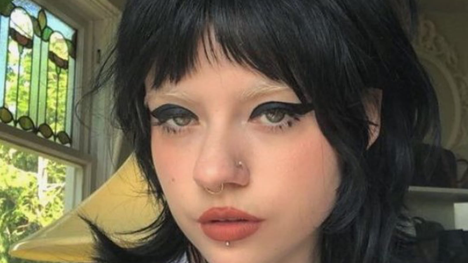 Maquillage gothique avec eyeliner XXL