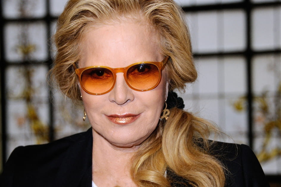 Sylvie Vartan, &eacute;tincelante avec son gloss paillet&eacute;