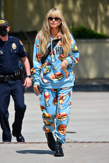 Heidi Klum en sweat à capuche bleu Moschino