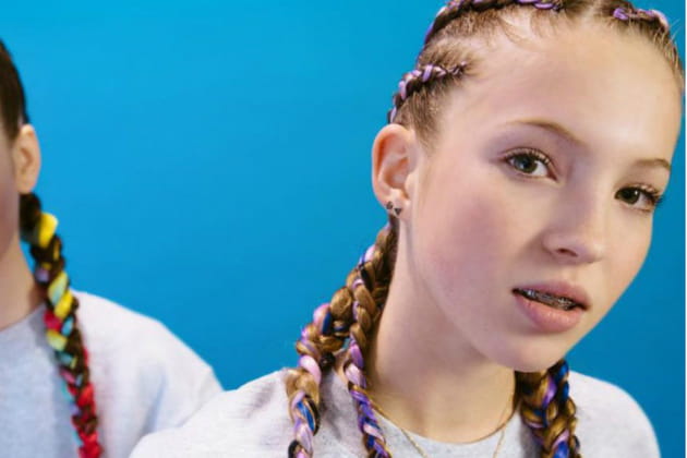 Lila Grace Moss Hack pose pour The Braid Bar