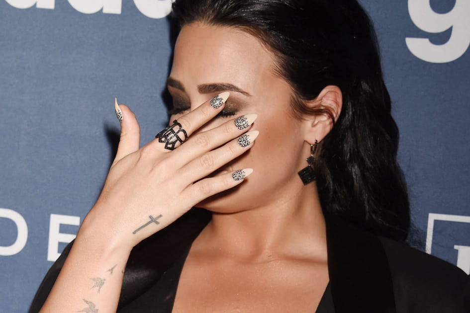 La manucure l&eacute;opard de Demi Lovato