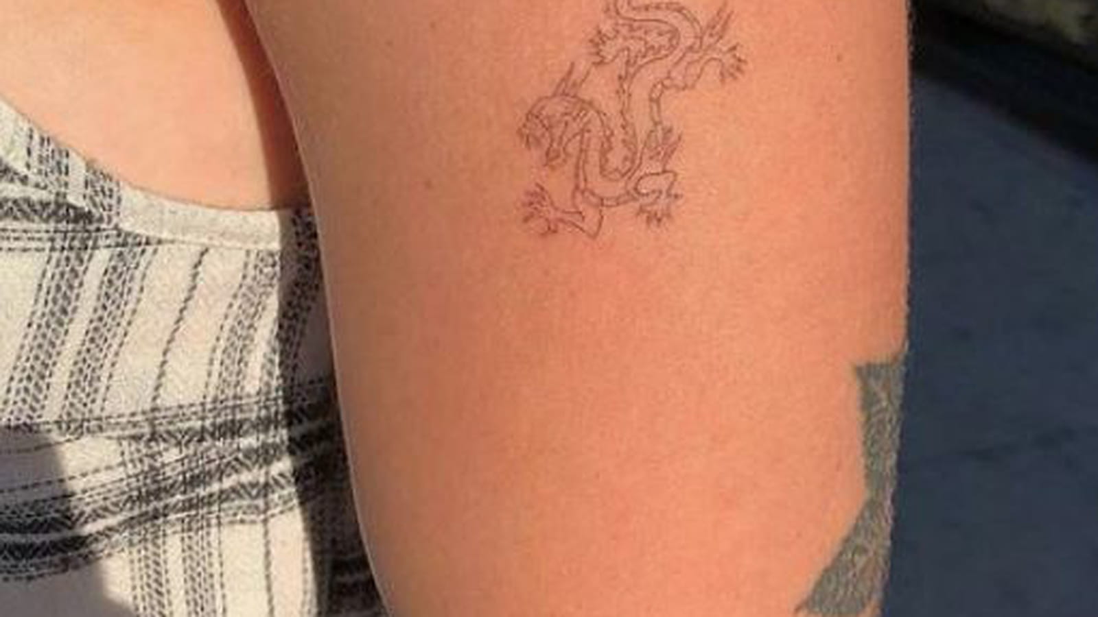 Dragon minimaliste sur le bras