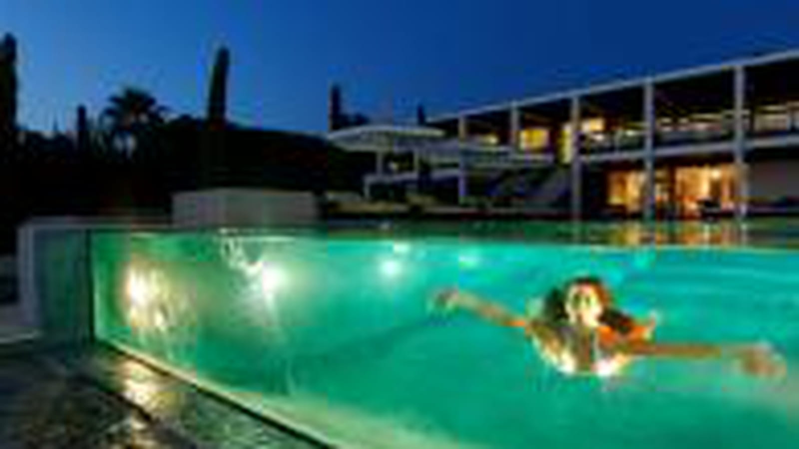 Piscine de nuit or