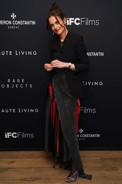 Katie Holmes en robe à paillettes et rubans rouges