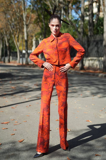 Coco Rocha en ensemble veste et pantalon orange au défilé Akris printemps-été 2024