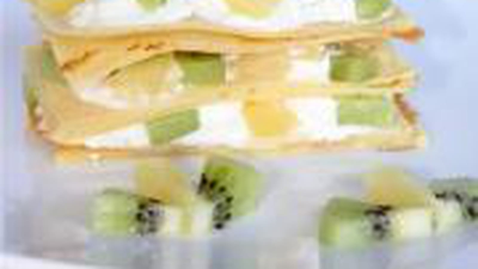 Millefeuille de crêpes aux kiwis, ananas et chantilly