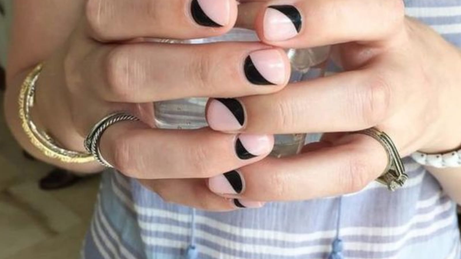Une manucure noire asymétrique