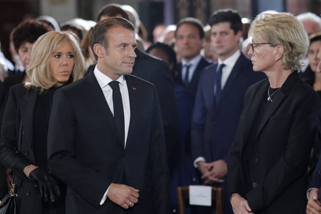 Brigitte et Emmanuel Macron pr&eacute;sentent leurs condol&eacute;ances &agrave; la famille de Jacques Chirac
