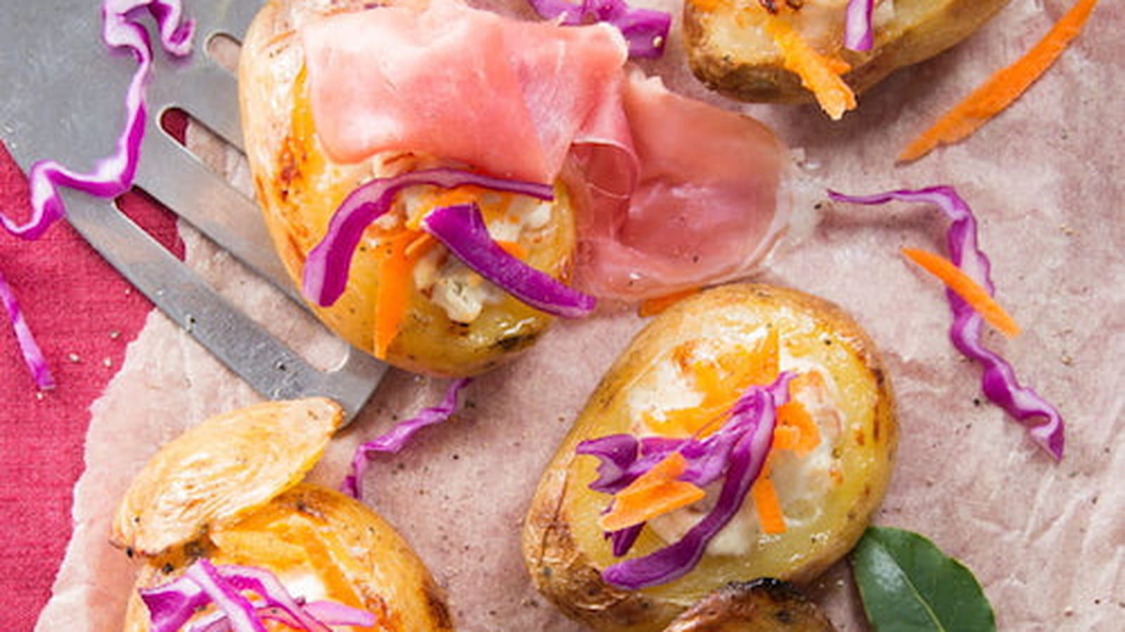 Pommes de terre au four farcies à la crème de fromage, Jambon de Parme et julienne de légumes