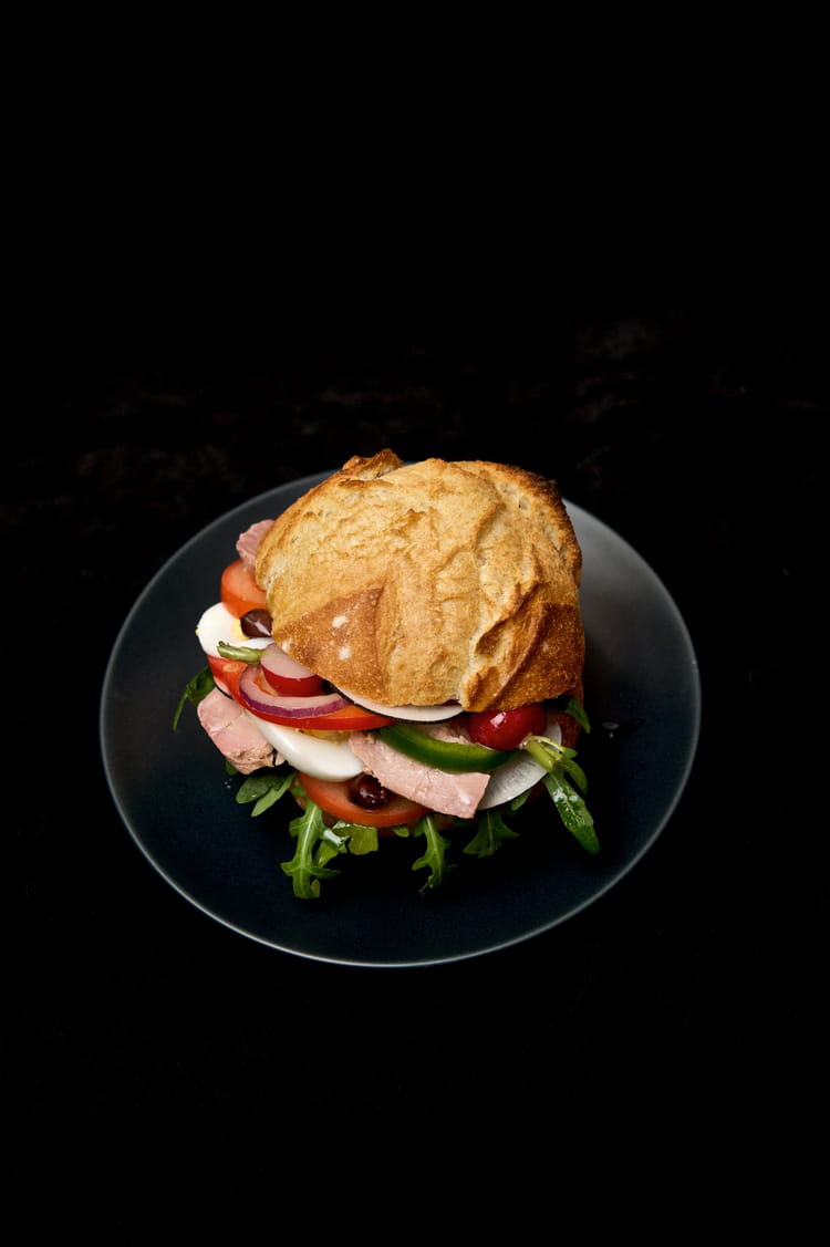 Sandwich Niçois Fait Avec Du Pain Rond Recette Pan Bagnat niçois (Sandwich)