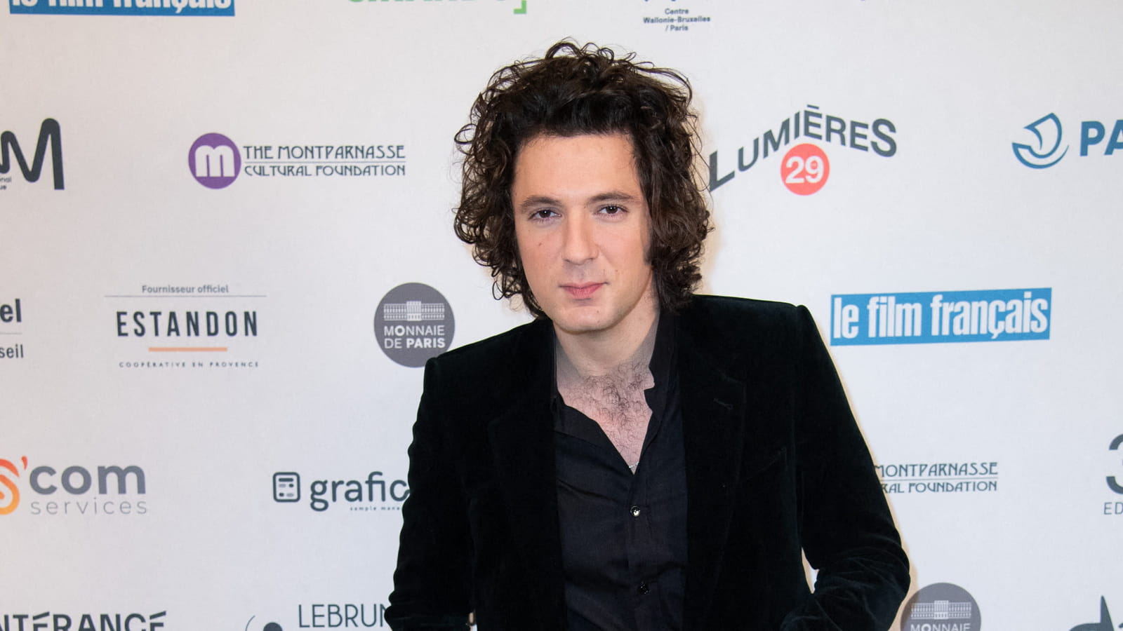 Vincent Lacoste, un acteur Français à l'allure rock en 15 looks de "beau gosse" rétro