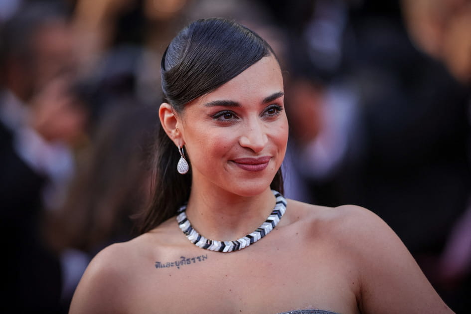 La m&egrave;che plaqu&eacute;e sur le c&ocirc;t&eacute; de Camelia Jordana