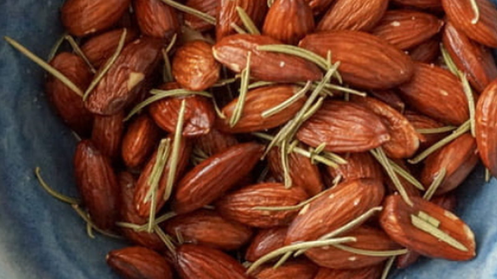 Amandes grillées au romarin