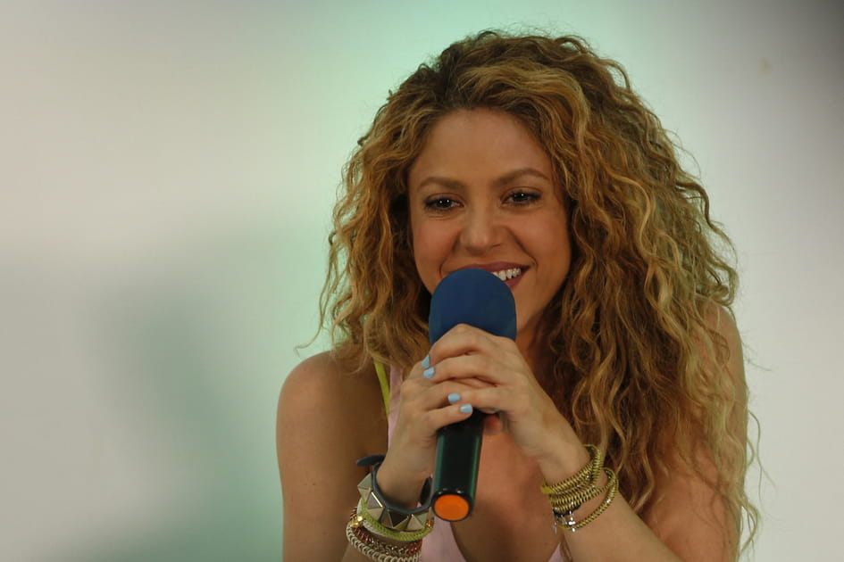 Les cheveux boucl&eacute;s sauvages de Shakira
