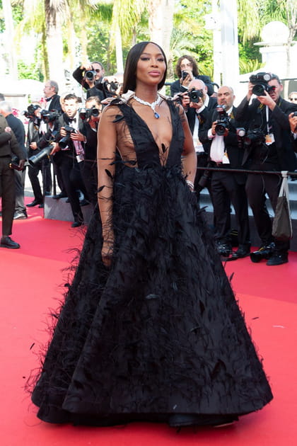 Naomi Campbell en robe longue noire &agrave; plumes Valentino