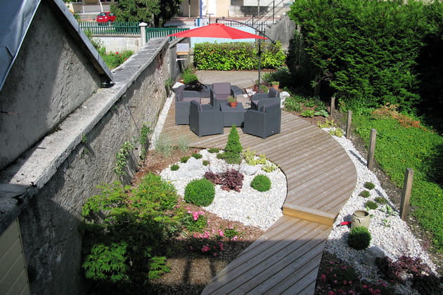 Une terrasse en bout de jardin