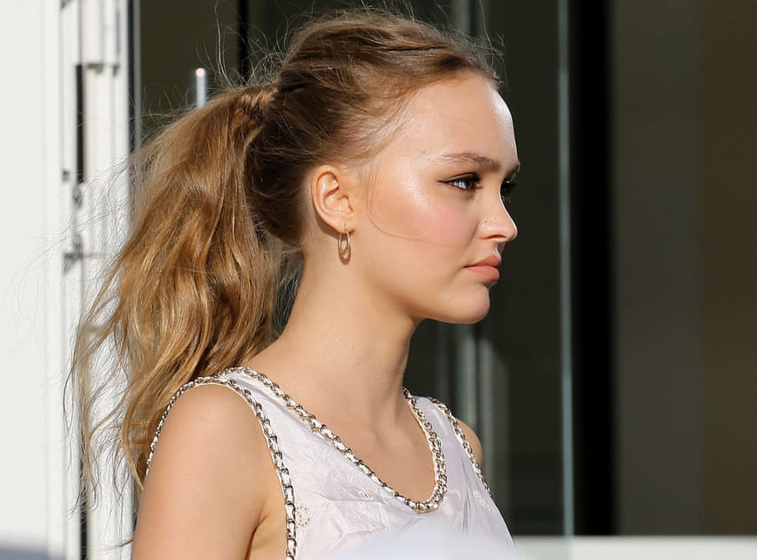 La queue de cheval wavy de Lily-Rose Depp