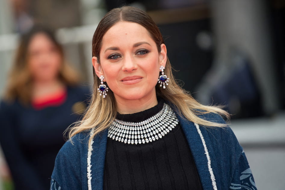 Top&nbsp;: Marion Cotillard et son smoky eye chic