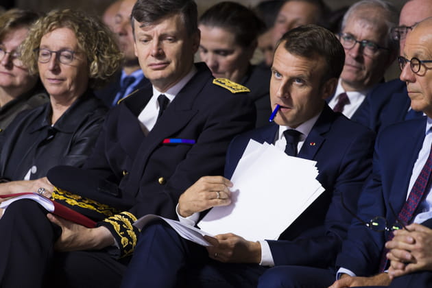 Emmanuel Macron se perd dans ses fiches