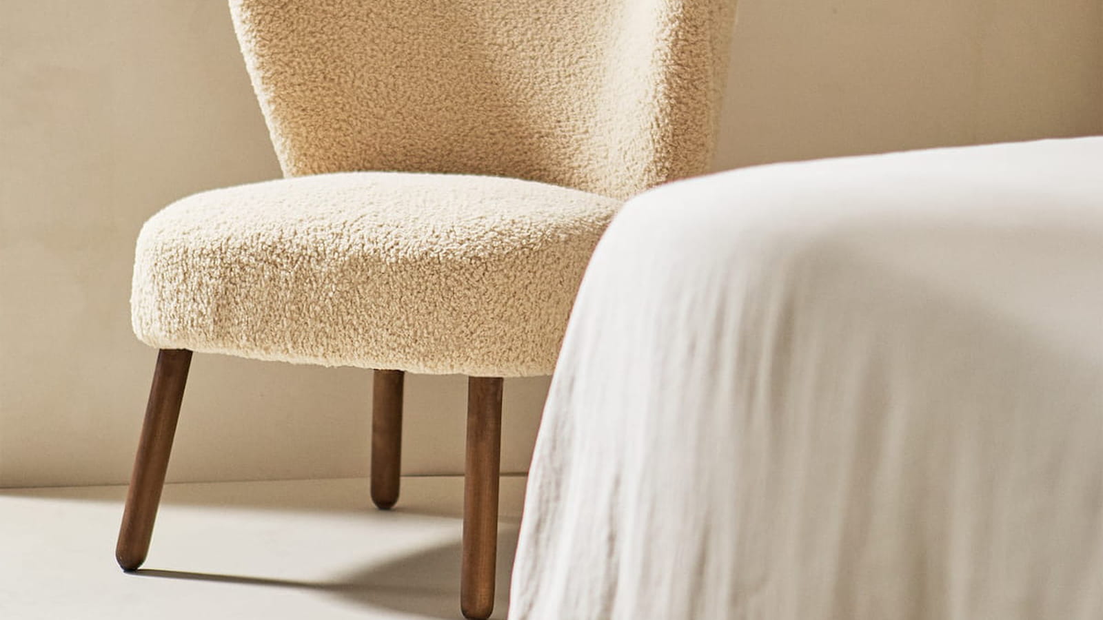Un fauteuil en laine bouclée