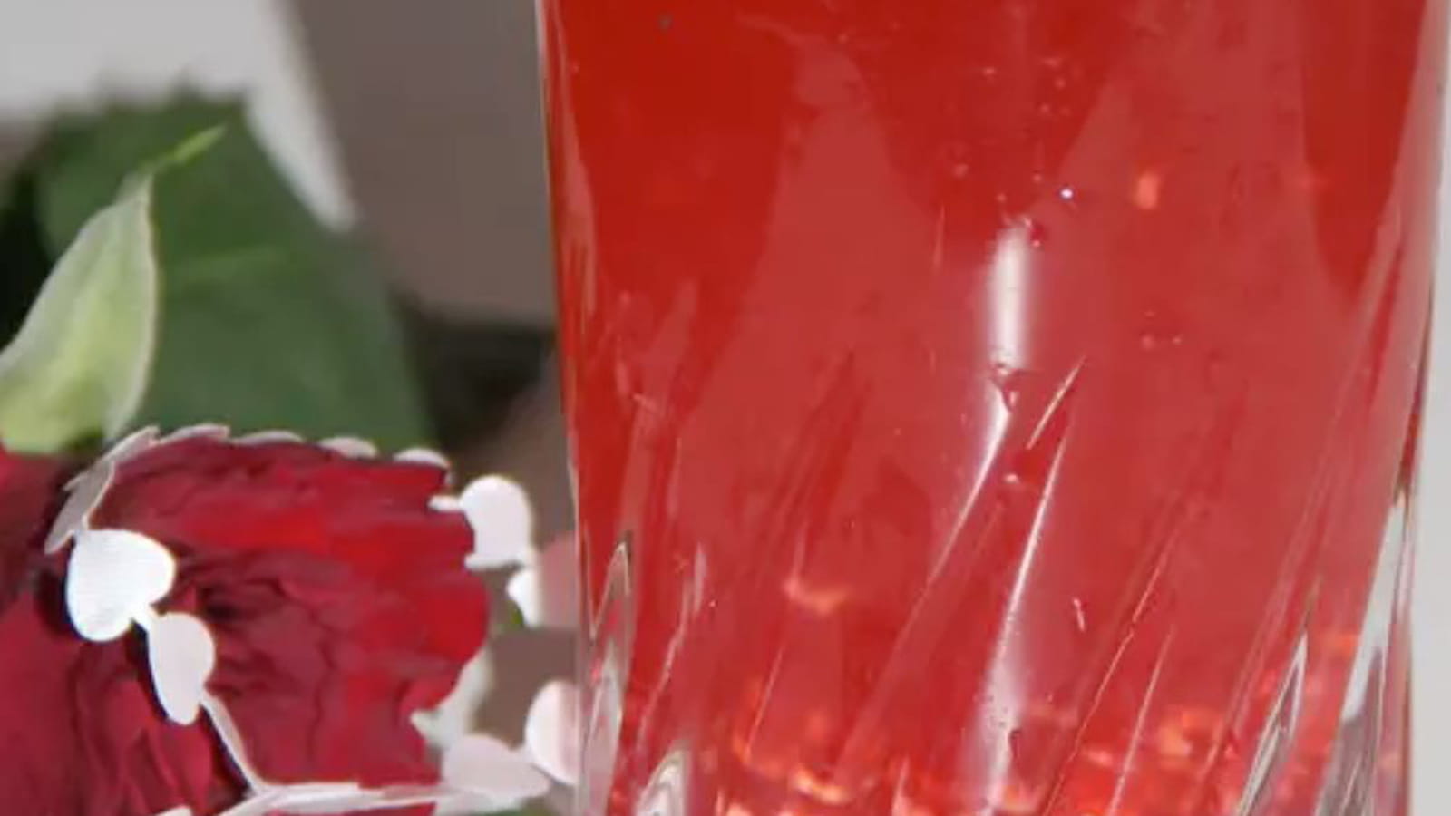 Cocktail au Cointreau, champagne, framboises et gingembre