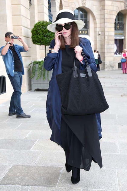 Isabelle Adjani en robe longue noire et veste longue marine