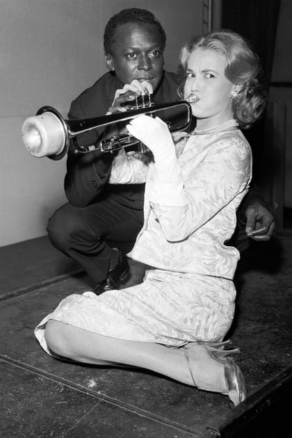 Jeanne Moreau en tailleur imprim&eacute;