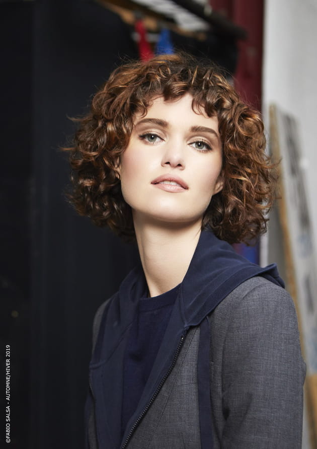 Perruque Courte Synthétique Noir Frisé - Coupe Carré Avec Frange - Bonnet Moyen +4 - Neuf