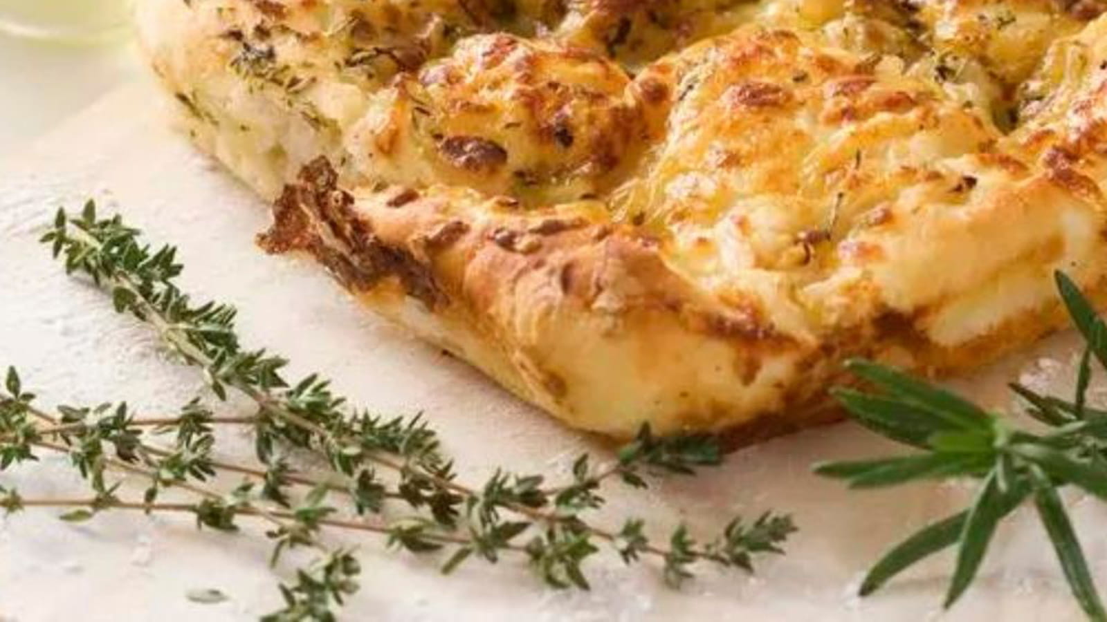 Focaccia farcie aux pommes de terre et à la mozzarella