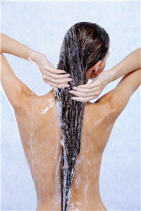 la douche est préférable au bain pour éviter de favoriser le développement des