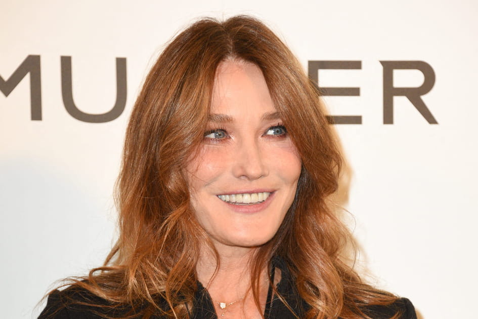 Carla Bruni, coquette avec son ras de cils rose