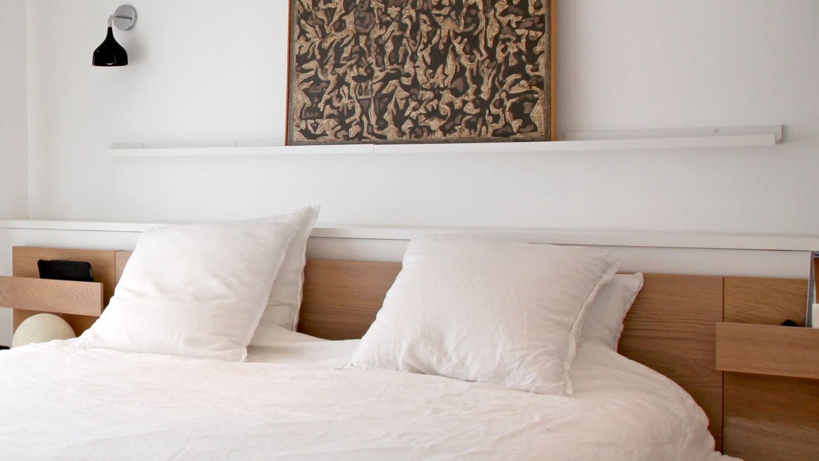 Tête de lit en bois avec rangements