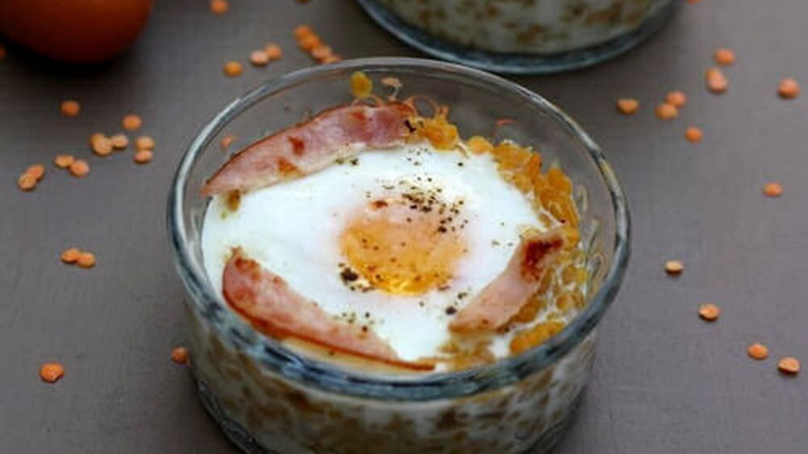 Oeuf cocotte de lentilles corail et bacon