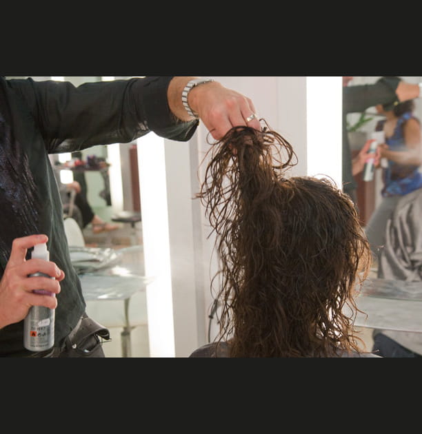 La vaporisation du spray coiffant