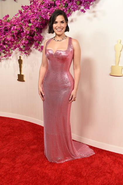 America Ferrera en robe rose lamée Versace