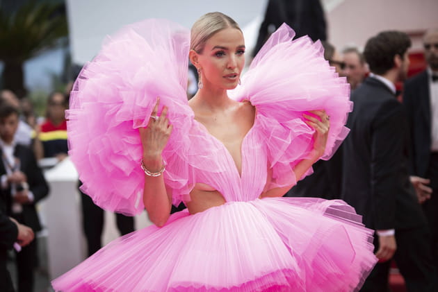 Leonie Hanne, rose bonbon &agrave; l'avant-premi&egrave;re de "Top Gun&nbsp;: Maverick"