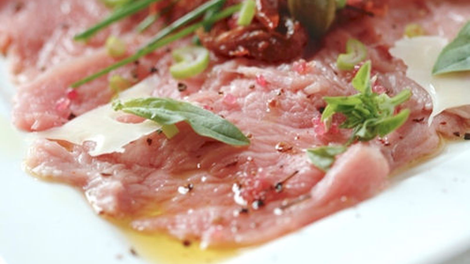 Carpaccio de veau, pétales d'emmental