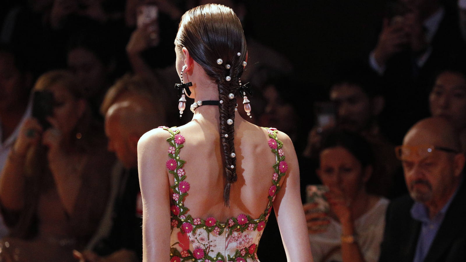 La tresse à perles blanches