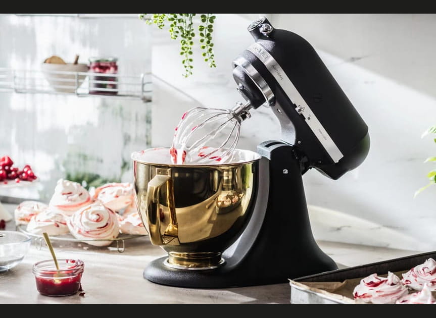 Robot p&acirc;tissier Artisan KitchenAid coloris Truffe Noire et son bol dor&eacute;