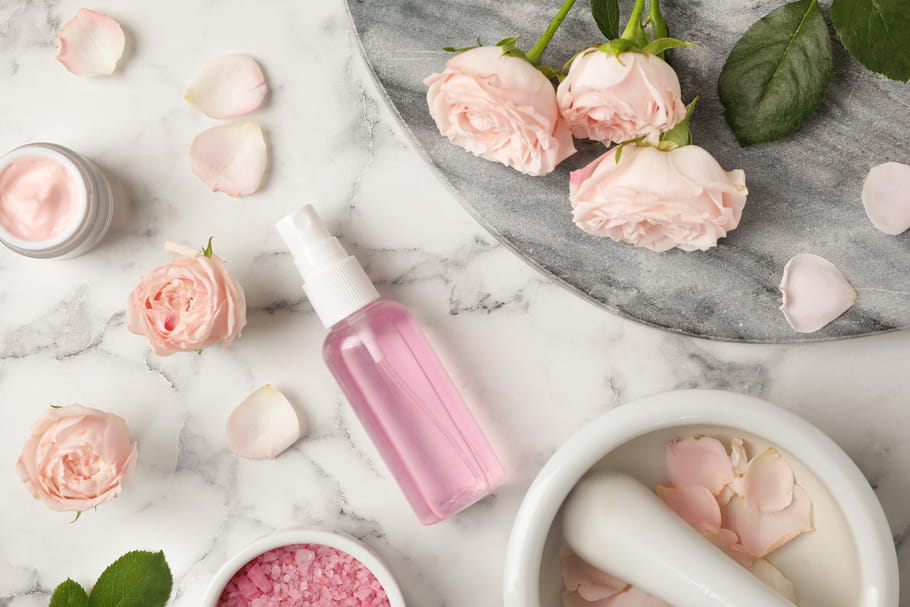 L'eau de rose, le secret beauté naturel pour une peau parfaite ?