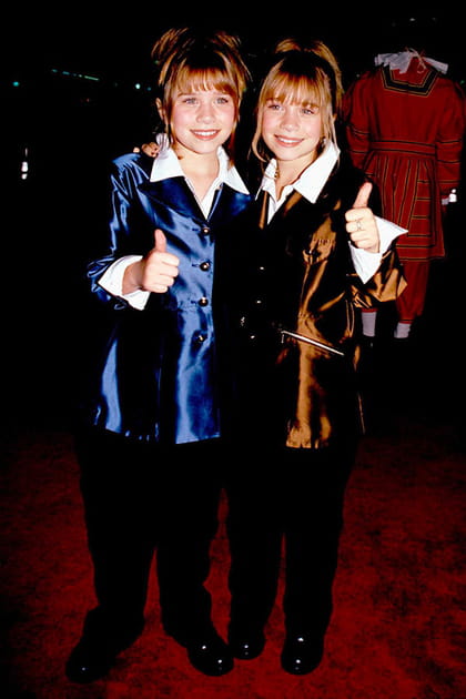 Mary-Kate et Ashley Olsen en costumes satinés