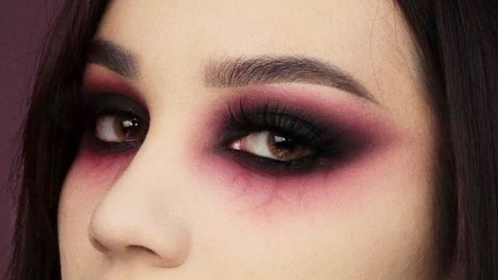 Maquillage gothique bordeaux