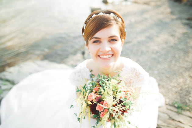 Un chignon plaqué, pour dompter les cheveux courts des mariées