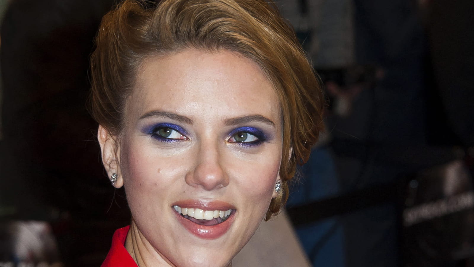 Le fard à paupières bleu de Scarlett Johansson