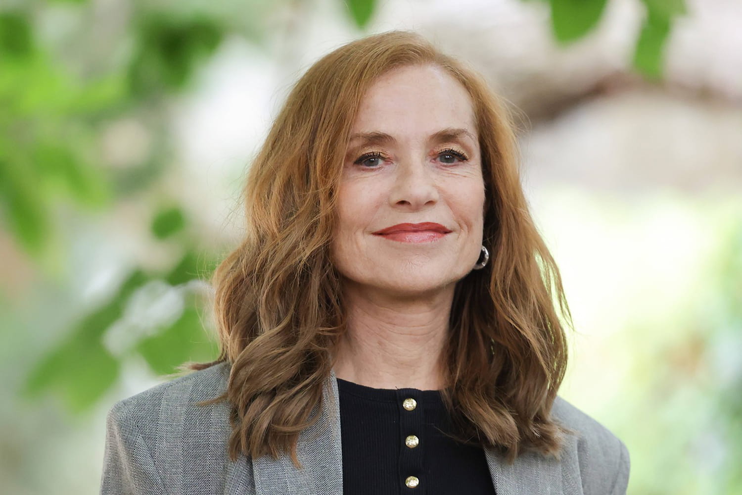 At 72, Isabelle Huppert relaunches these cult boots from the 70s that we thought had disappeared forever