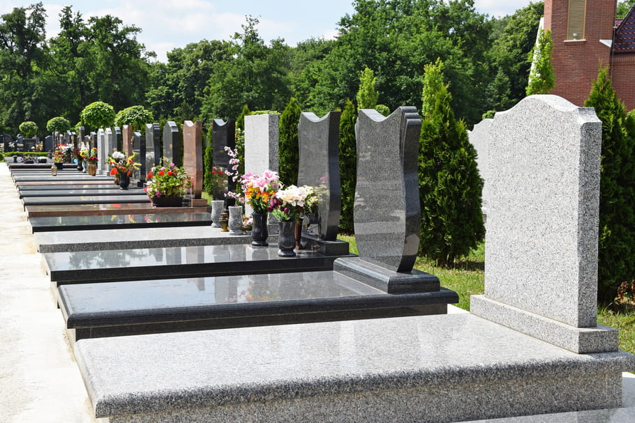 Inhumation (enterrement) : définition, lieux, déroulement, démarches