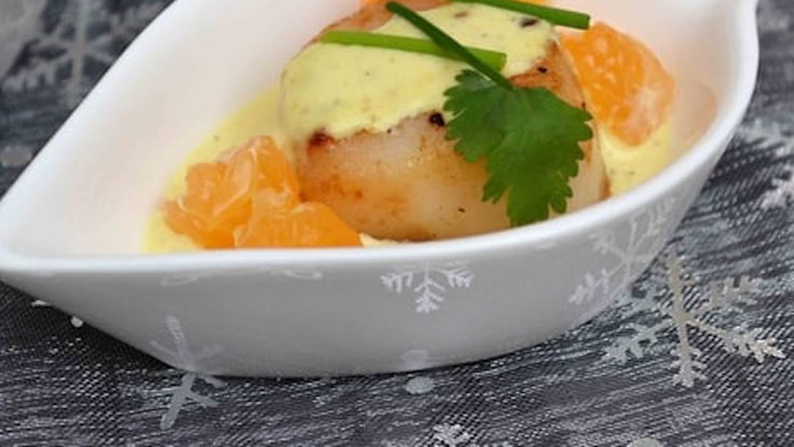 Mise en bouche de noix de Saint-Jacques snackées aux clémentines et sauce au curry